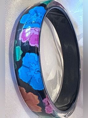 Floral Print Black Resin Bangle Bracelet - Blue & Pink Flowers - Serial number